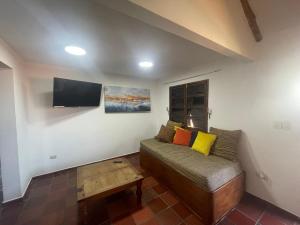 a living room with a couch and a flat screen tv at Todo lo tienes en Pampatar in Pampatar