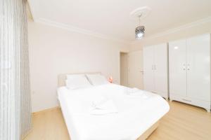 Postel nebo postele na pokoji v ubytování Charming Flat w Balcony 5 min to Beach in Antalya