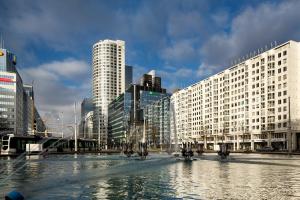 una città con edifici e acqua di fronte di Holiday Inn Express Rotterdam - Central Station, an IHG Hotel a Rotterdam