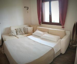 un soggiorno con divano e letto di Villa Salentina Con Ampio Giardino vicina al mare a San Foca