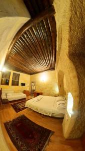 Postel nebo postele na pokoji v ubytování Monastery cave Hotel Cappadocia