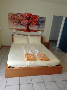 1 dormitorio con 1 cama con 2 toallas en Hotel Ristorante Camoghe, en Isone