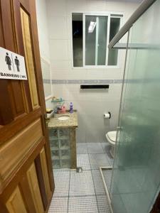 安格拉杜斯雷斯的住宿－valenshostel，一间带卫生间和玻璃淋浴间的浴室