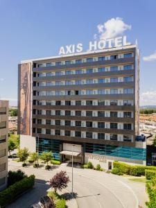 un bâtiment avec un hôtel baiser en haut dans l'établissement Axis Porto Business & Spa Hotel, à Porto