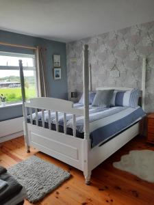 a bedroom with a white bed and a window at Butterhouse in Trim