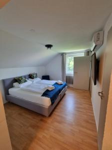 Postel nebo postele na pokoji v ubytování Pension Waldhof am Stubenbergsee