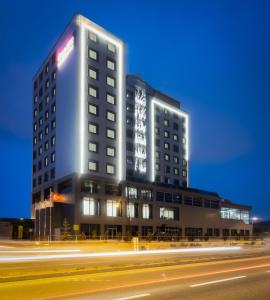 um edifício alto à noite com uma rua em frente em Questa Thermal & Spa Hotel em Eskisehir