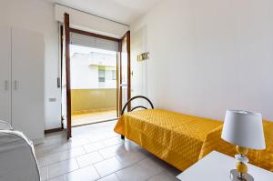 En eller flere senge i et værelse på Cagliari Roomy Apartment with Balconies!
