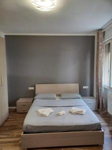 メストレにあるVenice Mestre, Apartments Da Robertaの枕が2つ置かれたベッドのある寝室
