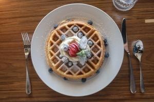 een bord met een wafel met fruit en ijs bij JW Marriott Clearwater Beach Resort & Spa in Clearwater Beach