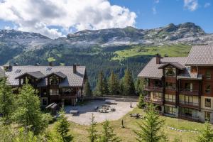 una vista aérea de un complejo con montañas en el fondo en Résidence Pierre & Vacances Premium Les Terrasses d'Eos, en Flaine