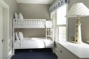 1 dormitorio con litera y faro en Sebasco Harbor Resort, en Sebasco Estates