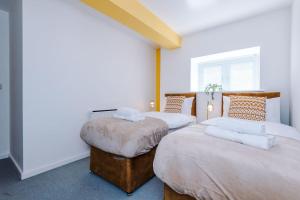 Uma cama ou camas num quarto em Yellow Bridge - 2 Bed Luxury Apartment