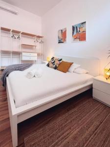 a bedroom with a large white bed in a room at Jasmine L7 in Armeñime