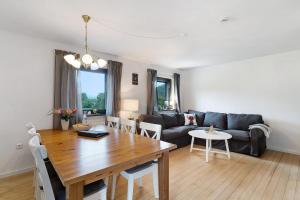 ein Wohnzimmer mit einem Tisch und einem Sofa in der Unterkunft Ferienwohnung Emma in Gutach im Breisgau