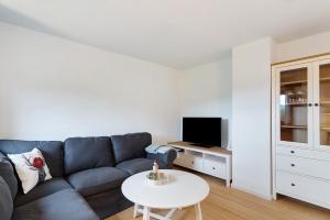 ein Wohnzimmer mit einem Sofa und einem Tisch in der Unterkunft Ferienwohnung Emma in Gutach im Breisgau