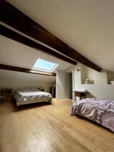 Кровать или кровати в номере Blousson