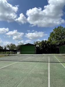 einen Tennisplatz mit einem Netz auf dem Platz in der Unterkunft Blousson in Malabat