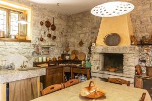 eine Küche mit einem Tisch und einer Steinmauer in der Unterkunft Villa Paradiso - Irpinia in Gesualdo