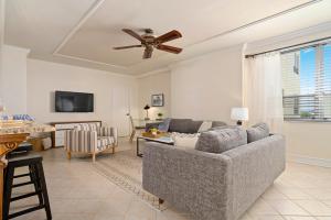 sala de estar con sofá y ventilador de techo en The Ambassador Hotel en Palm Beach