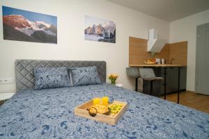 een slaapkamer met een bed en een dienblad met fruit erop bij Fort63 house in Kaunas