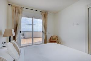Postel nebo postele na pokoji v ubytování Penthouse apartment in Alcaidesa + 33 fotografií