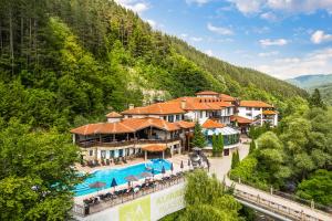 - une vue aérienne sur un complexe avec une piscine dans l'établissement Alfaresort Palace Chiflika, à Chiflik