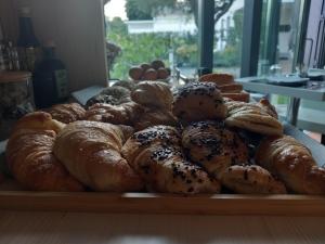 ein Tablett mit Brot und Gebäck auf dem Tisch in der Unterkunft Albergo ai Sapori in San Daniele del Friuli