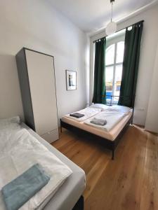ウィーンにあるSobieski City Apartmentsのベッドルーム1室(ベッド2台、窓付)