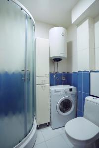uma casa de banho com um WC e uma máquina de lavar roupa em Apartment GOLD em Podgorica