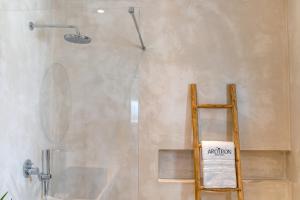 Un baño de Arotron Santorini