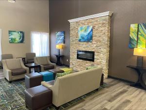 sala de estar con sofá y chimenea en Quality Inn & Suites, en Lexington