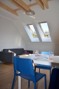 una sala da pranzo con lucernari, tavolo e sedie di Apartamenty Spalona Sport a Spalona