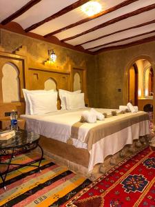 sypialnia z dużym łóżkiem w pokoju w obiekcie RIAD AMNAY w mieście Tarudant