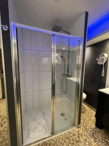 y baño con ducha y puerta de cristal. en B&B HOTEL Perpignan Centre, en Perpiñán
