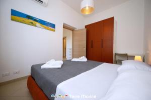 een slaapkamer met een bed met twee witte handdoeken erop bij Nettuno, TerreMarine in Monterosso al Mare
