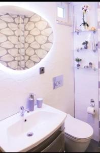 een badkamer met een wastafel, een toilet en een douche bij Modern cozy beach apartment in Payallar