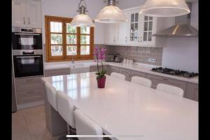 Kuchyň nebo kuchyňský kout v ubytování Villa with Private Pool and Amazing Mountain and Sea Views No Young Groups Allowed + 34 fotografií