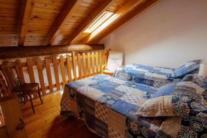 a bedroom with a bed and a wooden ceiling at Casa Xaupí 2 in Roní