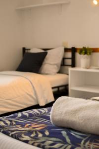 1 dormitorio con 2 camas y 1 silla con visor en Arcus Premium Hostel, en Varsovia