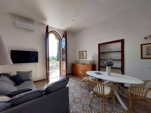 - un salon avec un canapé et une table dans l'établissement Appartamento La Vista, à Cavo