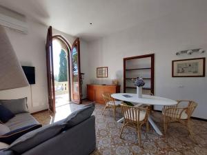 卡沃的住宿－Appartamento La Vista，客厅配有沙发和桌子
