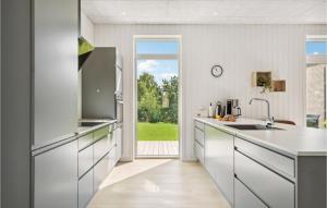 Η κουζίνα ή μικρή κουζίνα στο Amazing Home In Ebeltoft With Wifi