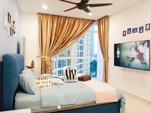 una camera con un letto e una grande finestra di Ksl Daya 3BR 10PAX, Ikea, Austin by Hint a Johor Bahru