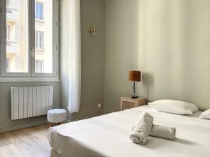 - une chambre avec 2 lits et une fenêtre dans l'établissement Charmant appartement rénové - Central & Spacieux - Les Frères de la Loc', à Marseille