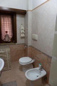 uma casa de banho com um WC e um lavatório em Angelì casa vacanza em Mercato San Severino