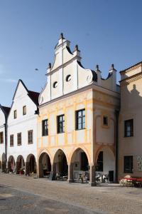 un grand bâtiment avec une tour en haut dans l'établissement Hotel Pivoňka, à Slavonice