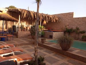 een resort met een zwembad en een resort met een resort bij CHATEAU D'ORIENT in Essaouira