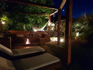 un foyer extérieur sur une terrasse en bois la nuit dans l'établissement Maison Paradis - Piscine - BY PRIMO C0NCIERGERIE, à Saint-Didier-sur-Beaujeu