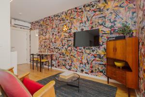 una sala de estar con una pared colorida en Theater Studio en Oporto